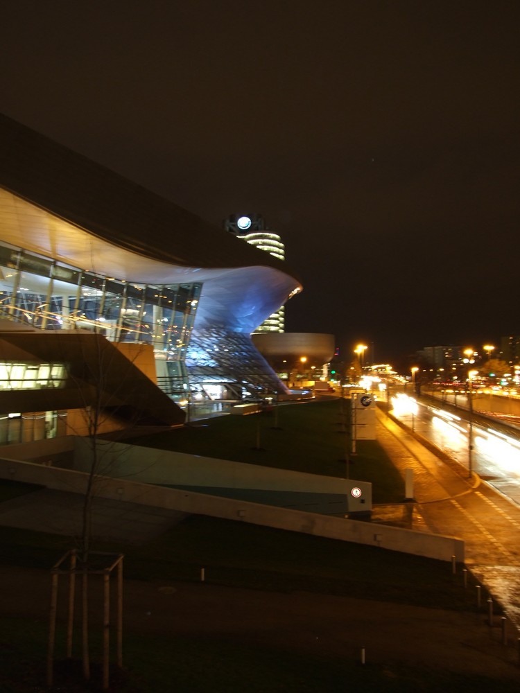 BMW World bei Nacht