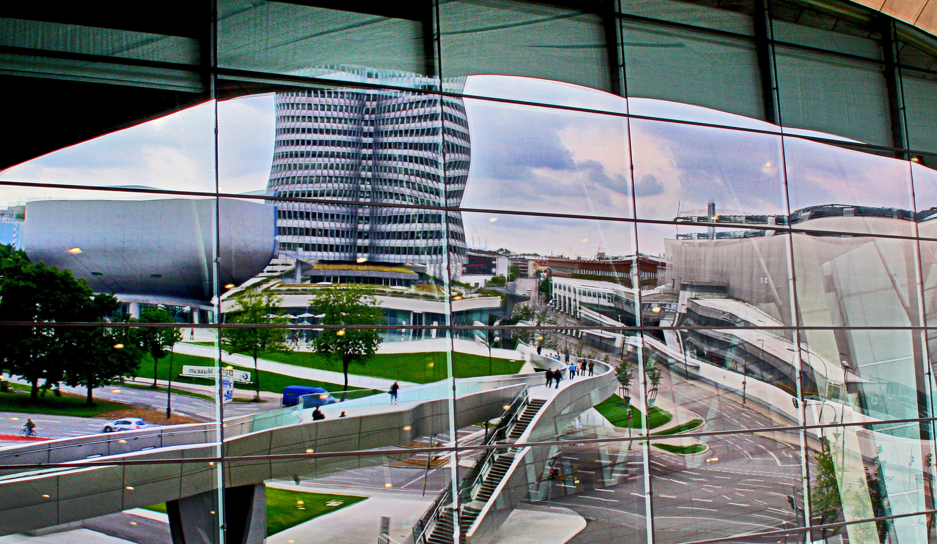 BMW-Zentrale verspiegelt....