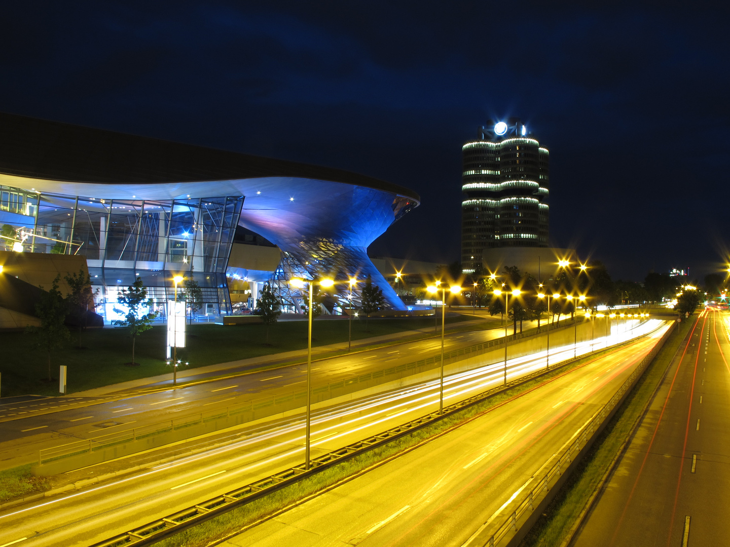 BMW-Zentrum bei Nacht