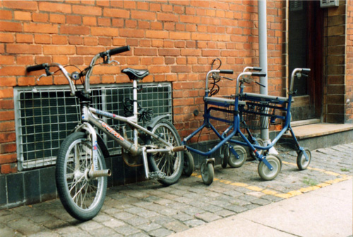 BMX vs. Rollator. Wenn Generationen sich treffen. Kopenhagen Dänemark.