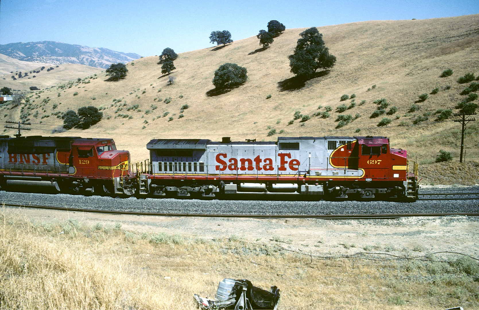 BNSF #129, Santa Fe ATSF #697 vor Tunnel 1, Tehachapi Area, CA