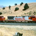 BNSF #129, Santa Fe ATSF #697 vor Tunnel 1, Tehachapi Area, CA