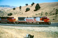 BNSF #129, Santa Fe ATSF #697 vor Tunnel 1, Tehachapi Area, CA