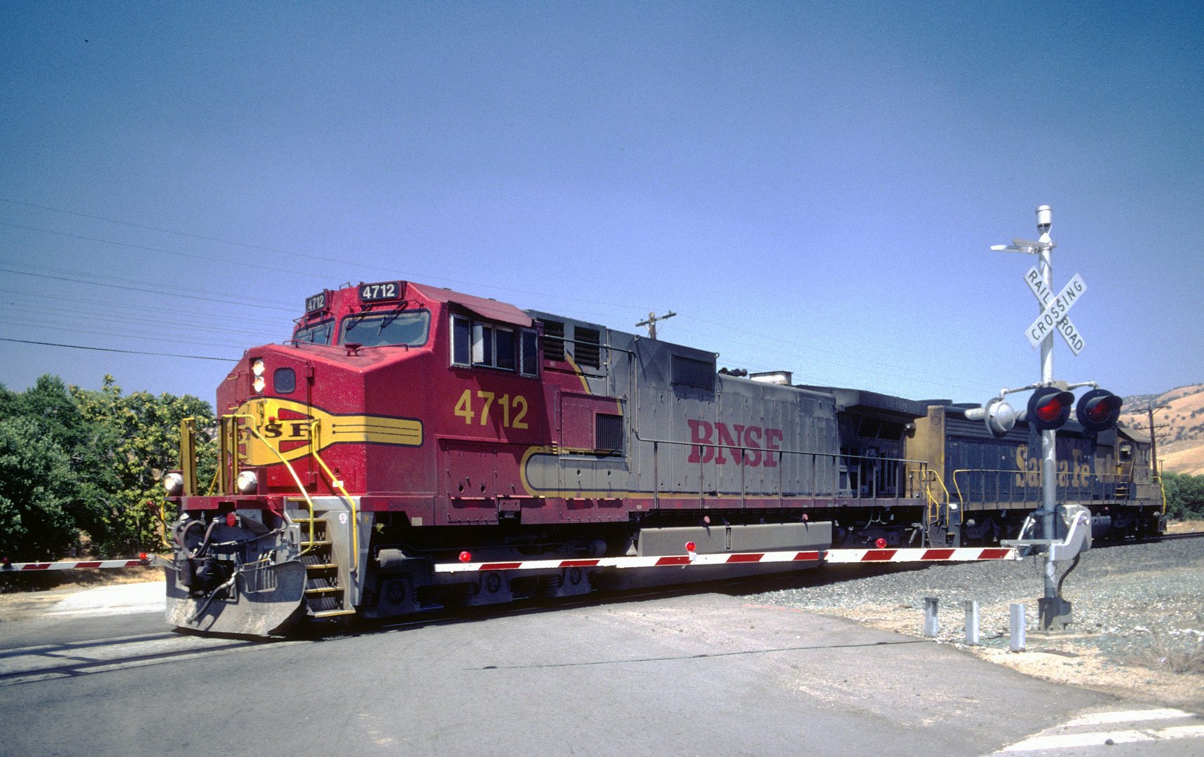 BNSF #4712 in 2er Traktion als Helper in Richtung Mojave unterwegs, Caliente,CA