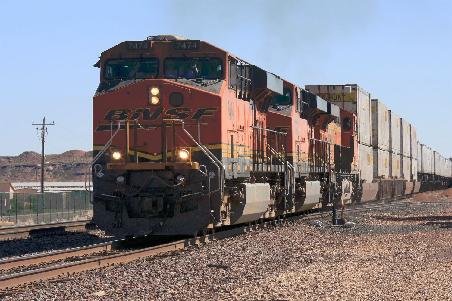 "BNSF #7474 ES44DC in Front mit 2 weiteren Loks ziehen einen Container Zug"