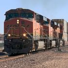 "BNSF #7474 ES44DC in Front mit 2 weiteren Loks ziehen einen Container Zug"