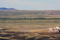 "BNSF Container Zug auf dem Weg durch den "Petrified Forest "(Burlington Northern Santa Fe Railway)"