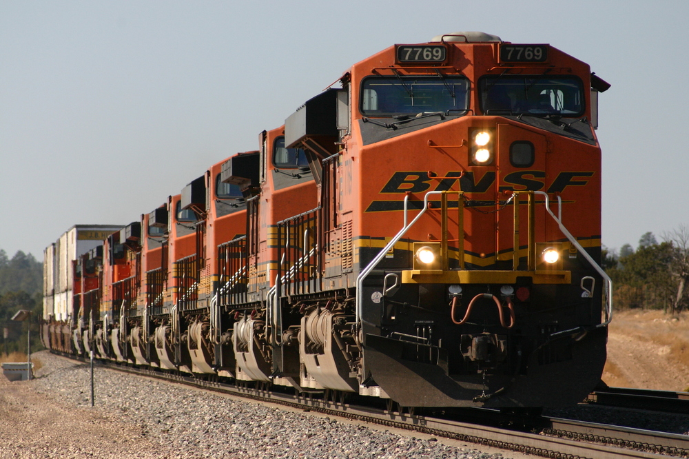 BNSF-Containerzug mit 9 Loks bei Flagstaff