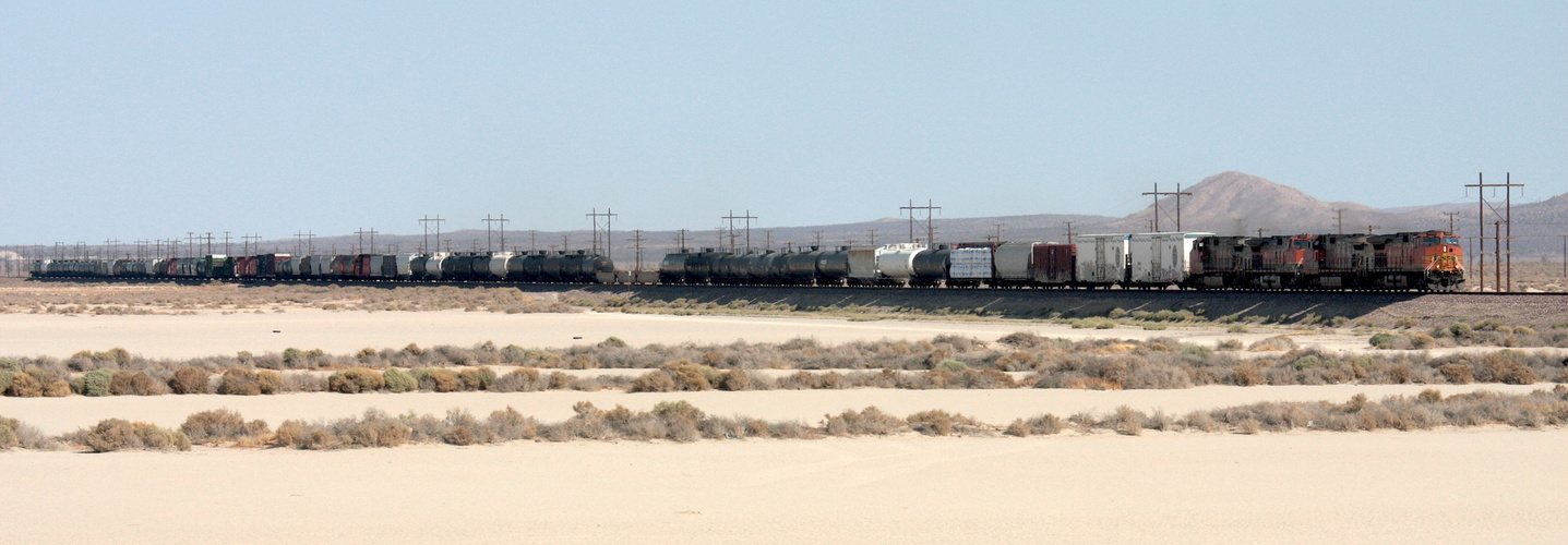 "BNSF Freight Train on its way to Tehachapi (Burlington Northern Santa Fe Railway)