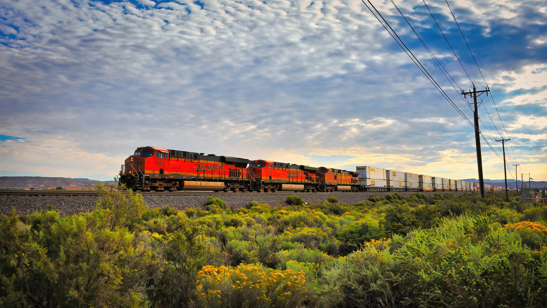 BNSF Güterzug neben Route 66