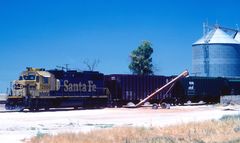 BNSF#2866 (ex Santa Fe ywb) Grain Freight Train at noon at a Grain siding...CA