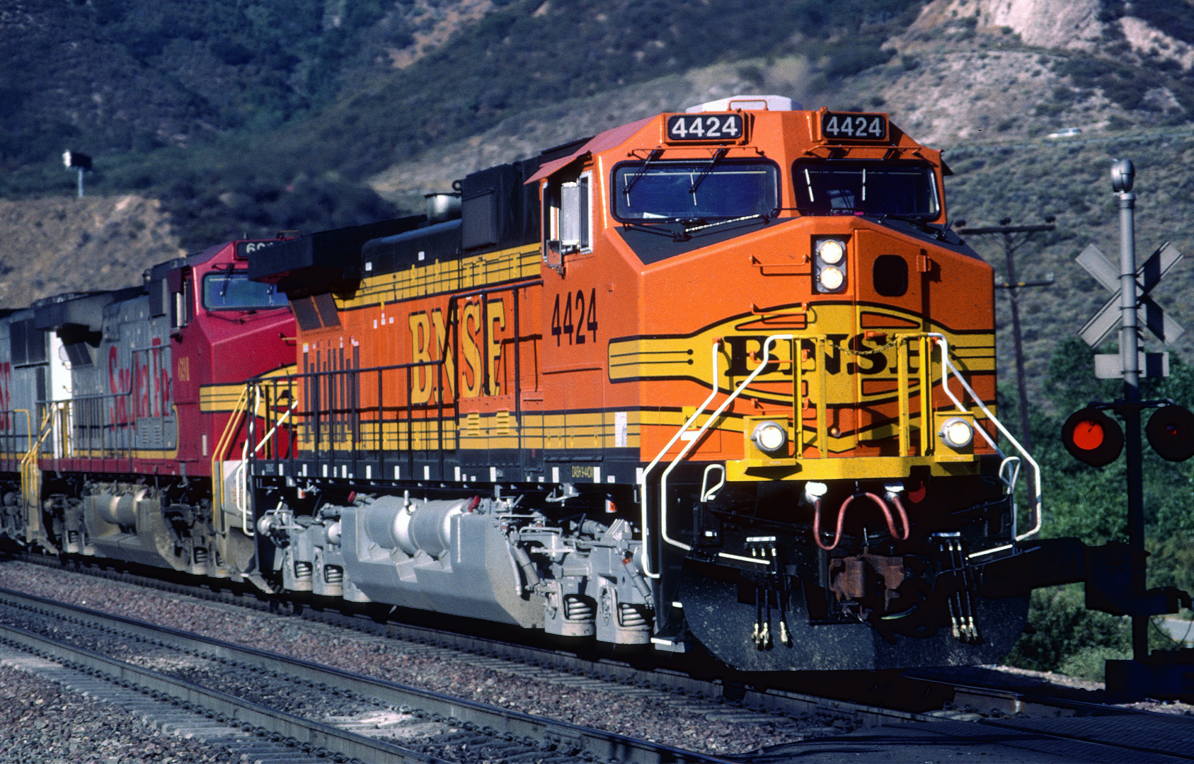 BNSF#4424 kurz vor Bahnübergang am Blue Cut, CA, 1999