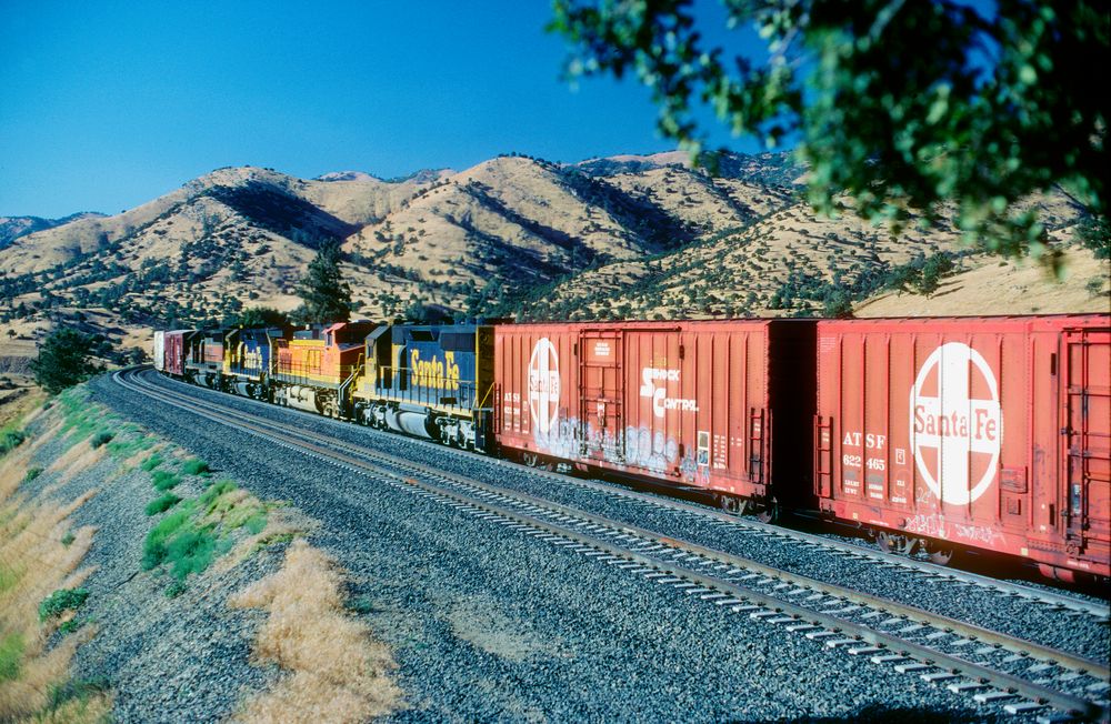 BNSF/Santa Fe Helper, Tehachapi Loop, spätes Nachmittagslicht, CA