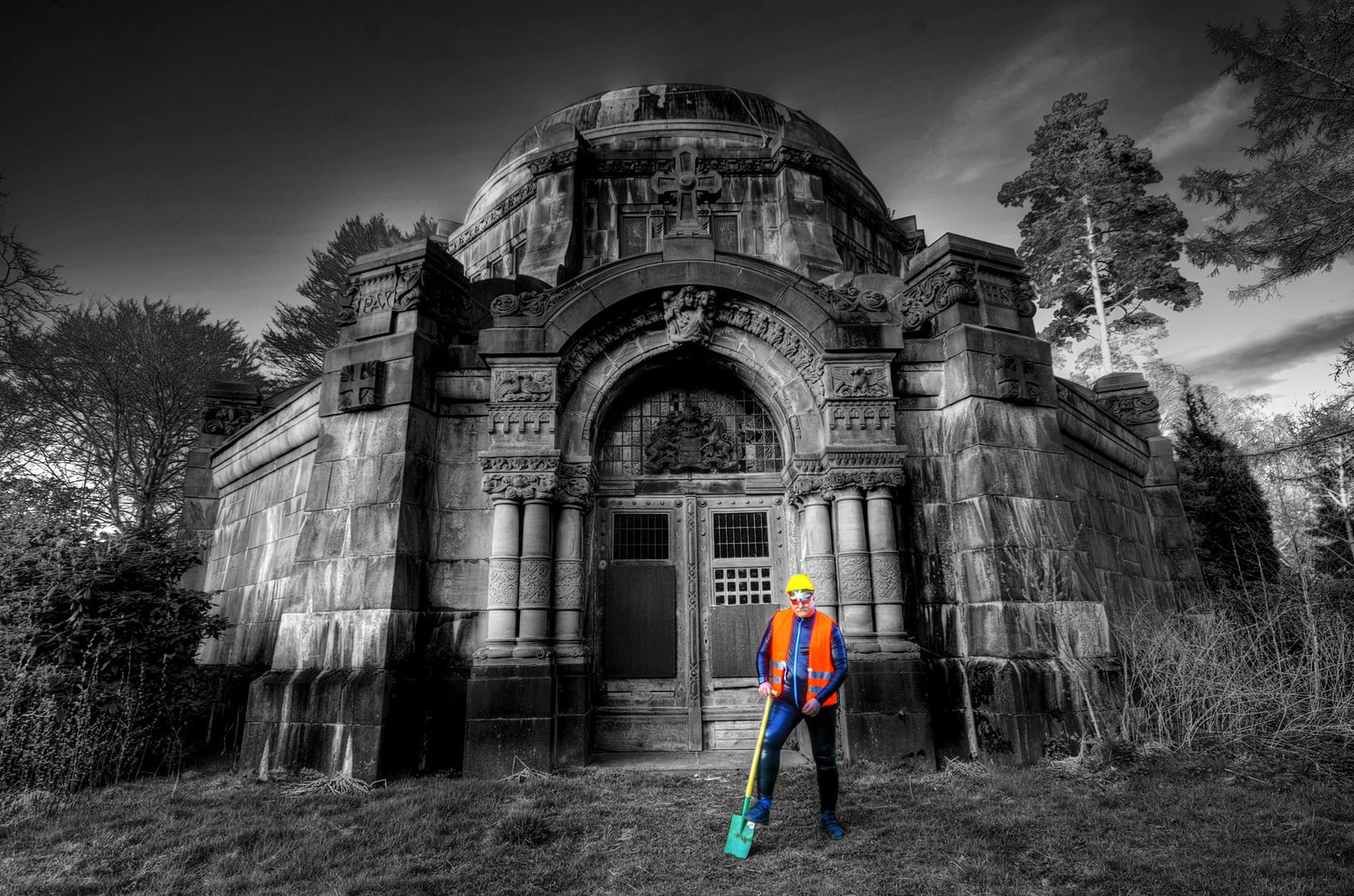 BOB der Baumeister vor dem Schröderschen Mausoleum