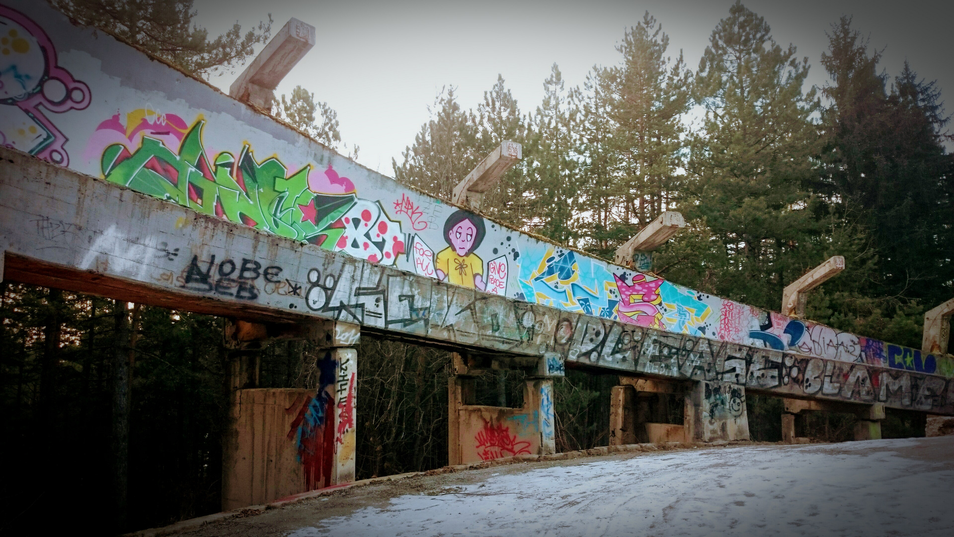 Bobsleigh and luge track 