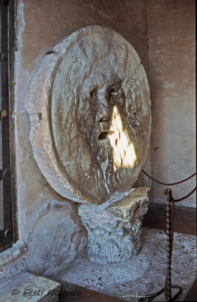 Bocca della Verità ( in der Säulenvorhalle der Kirche Santa Maria in