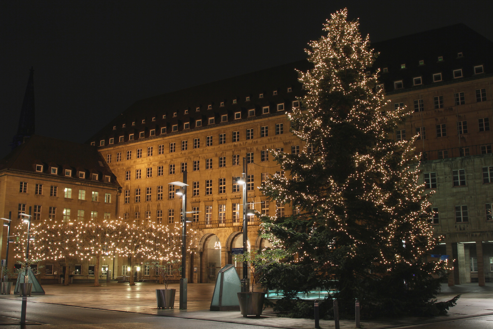 Bochumer Rathaus in der Weihnachtszeit