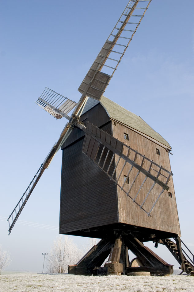 Bockwindmühle an einem Wintermorgen