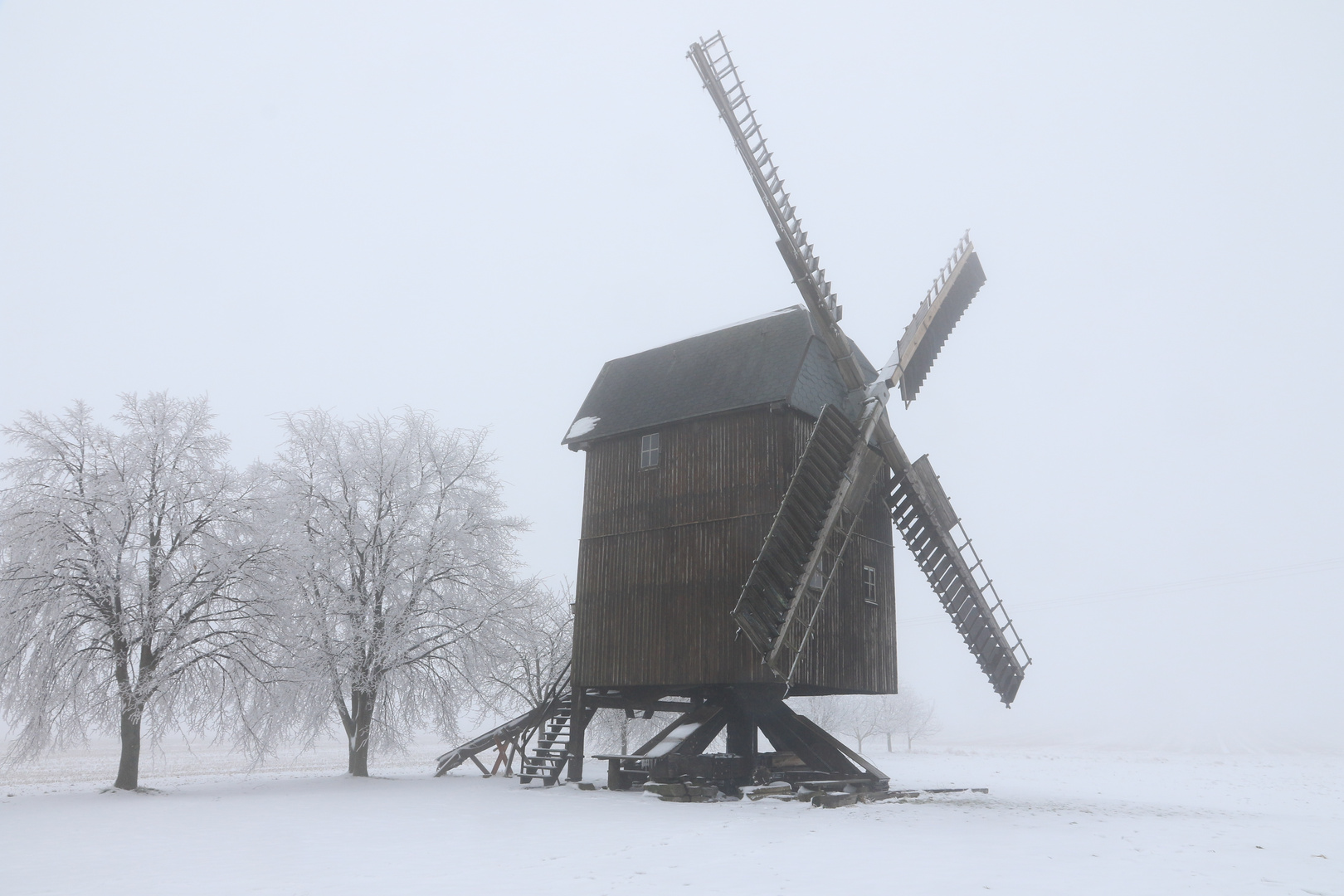 Bockwindmühle im dichten Nebel 