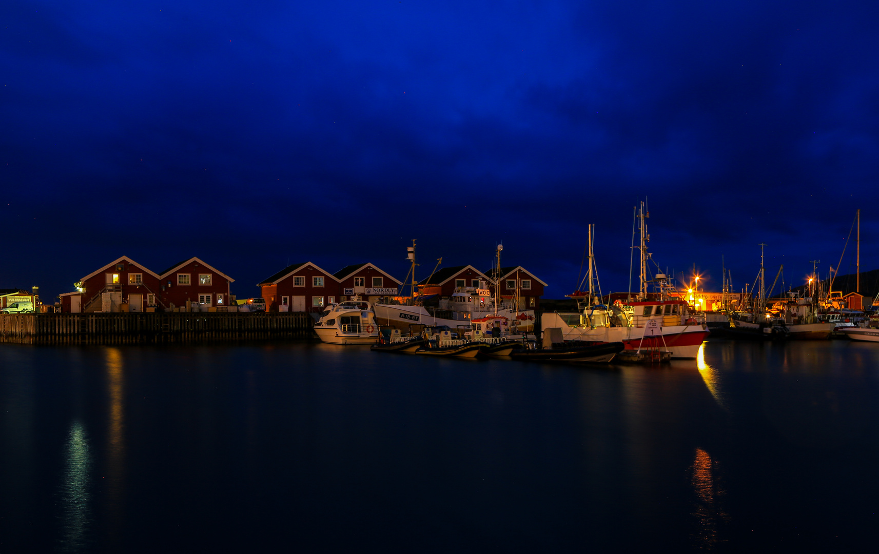 Bodø bei Nacht