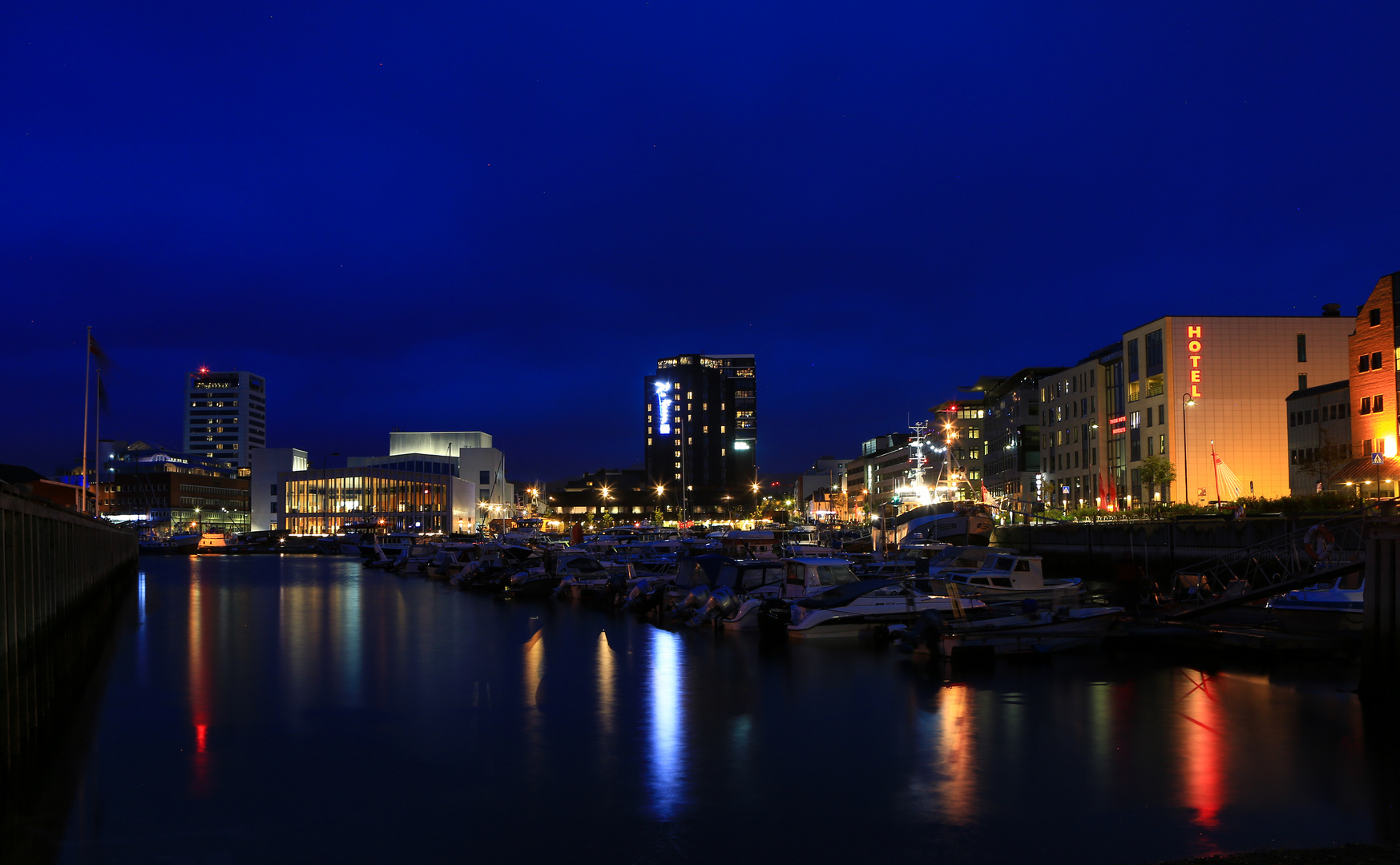 Bodø bei Nacht