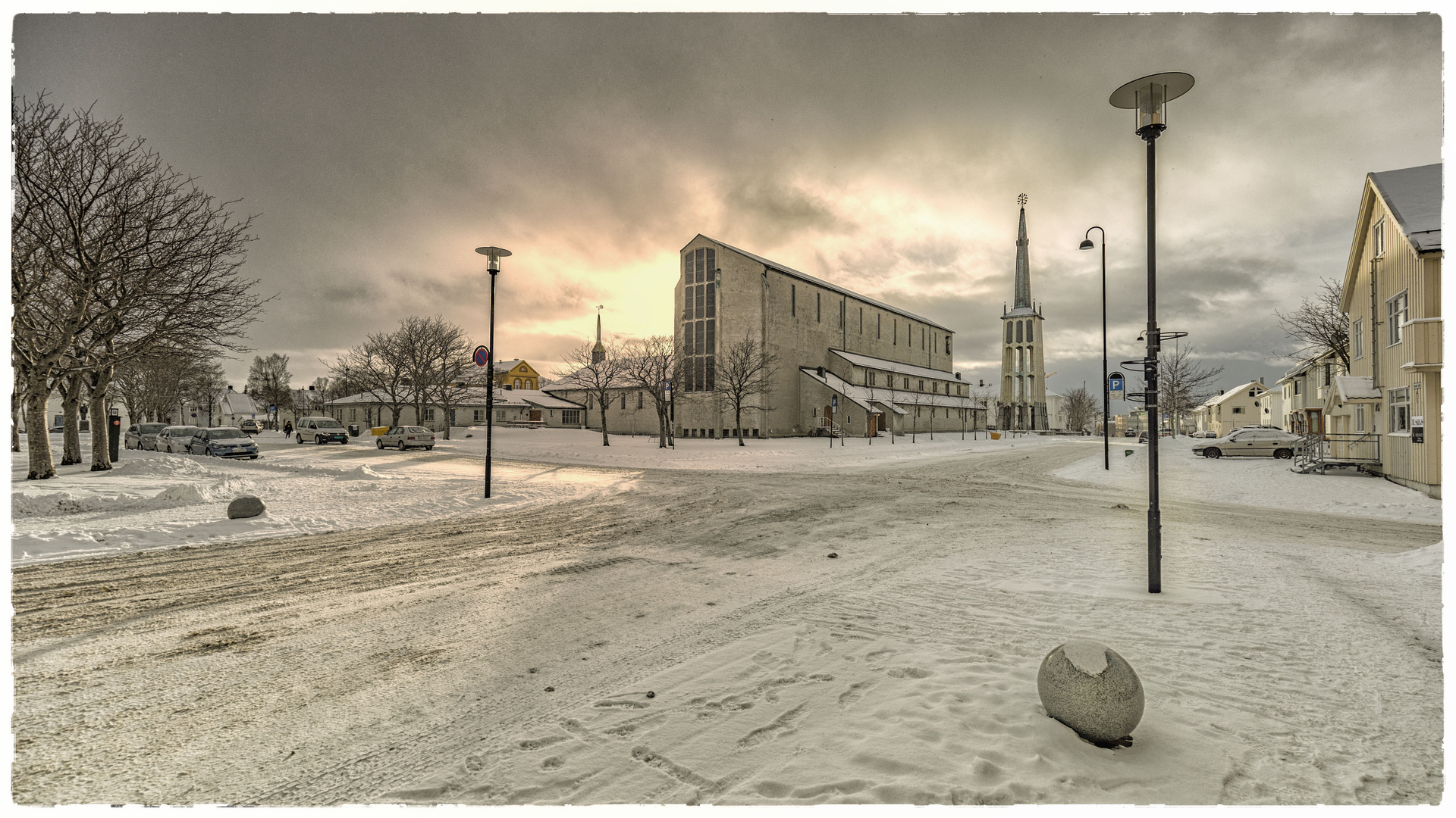 Bodø-Kirche mit Lichtstimmumg