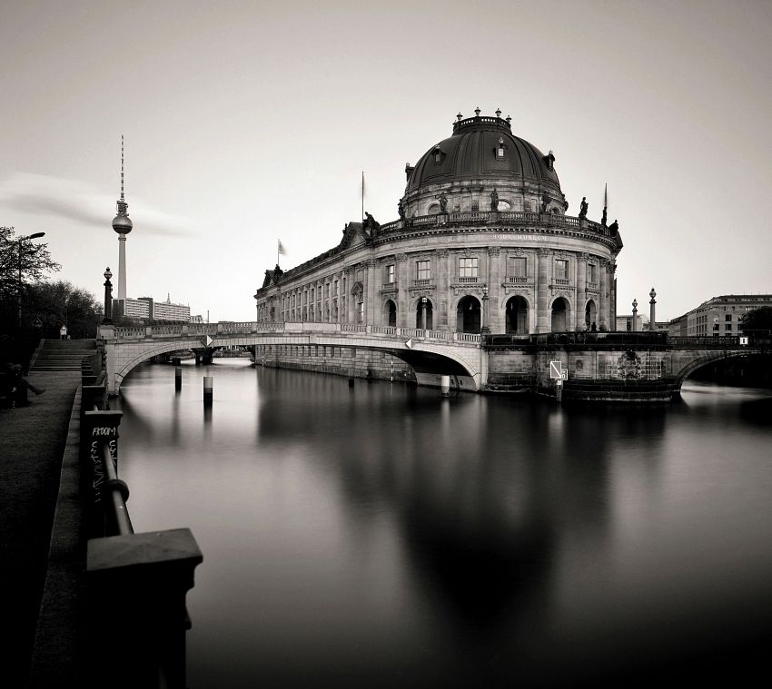 Bode-Museum auf der Museumsinsel am Spreekanal / Bode Museum on Museum Island (Berlin)