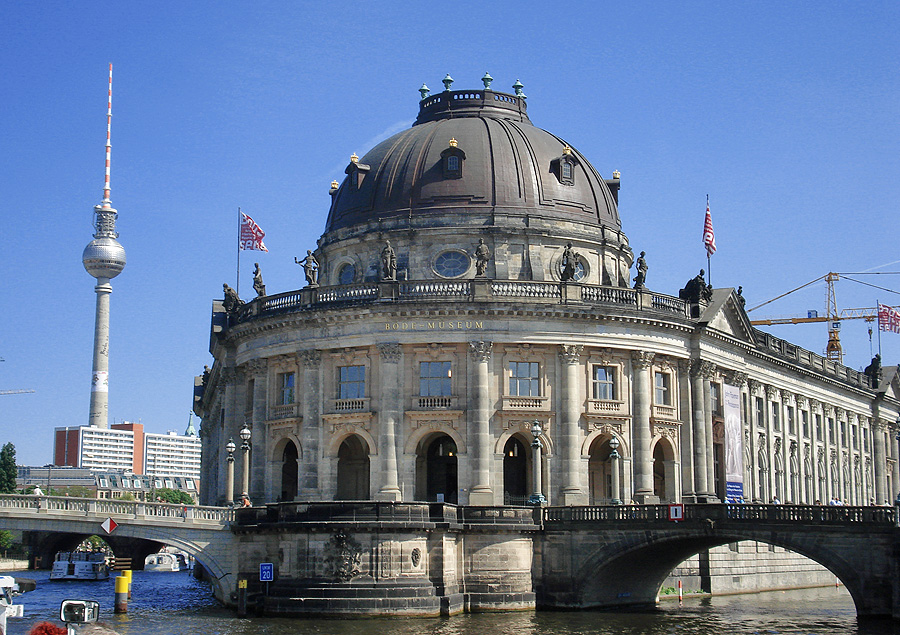 Bode-Museum et Fernsehturm depuis un bateau "à touristes"
