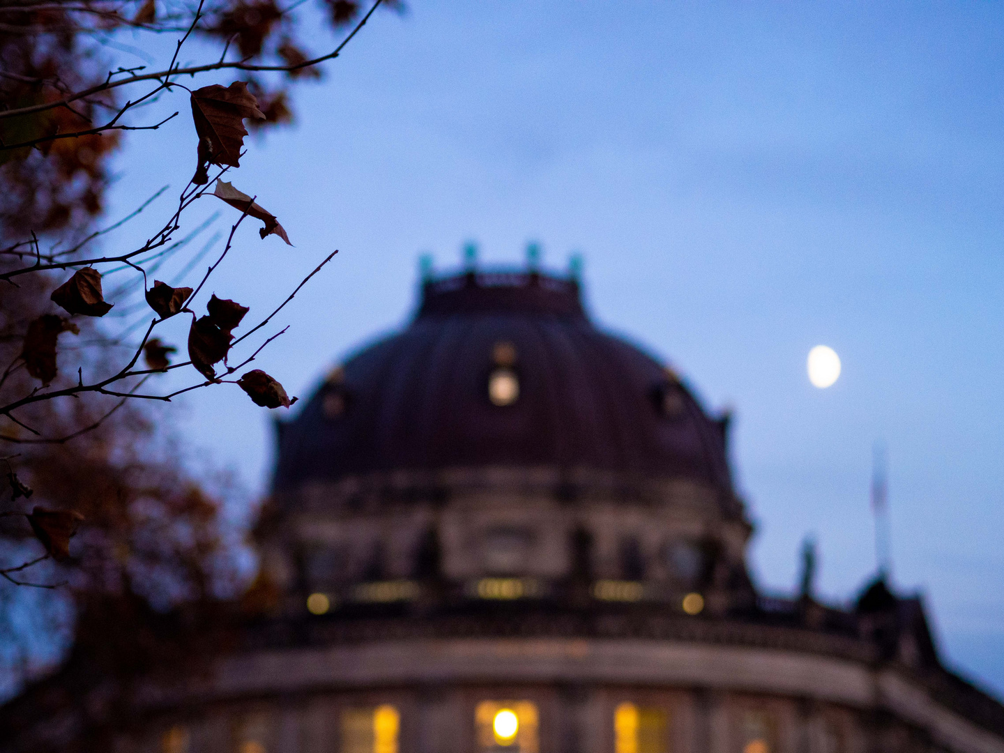 Bode-Museum in der Blauen Stunde auf der Museumsinsel Berlin