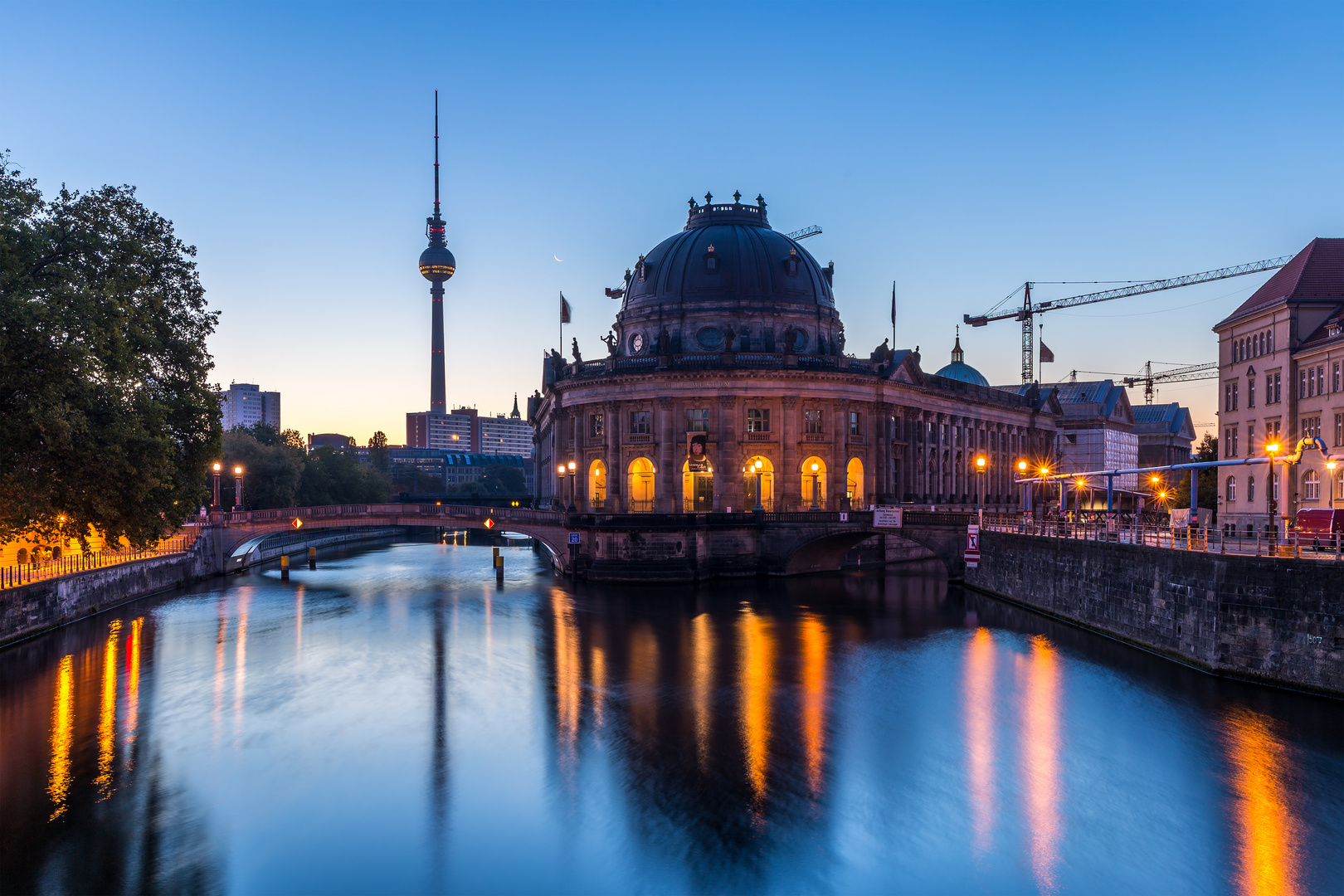 Bode-Museum und Monbijoubrücke bei Sonnenaufgang