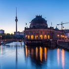 Bode-Museum und Monbijoubrücke bei Sonnenaufgang