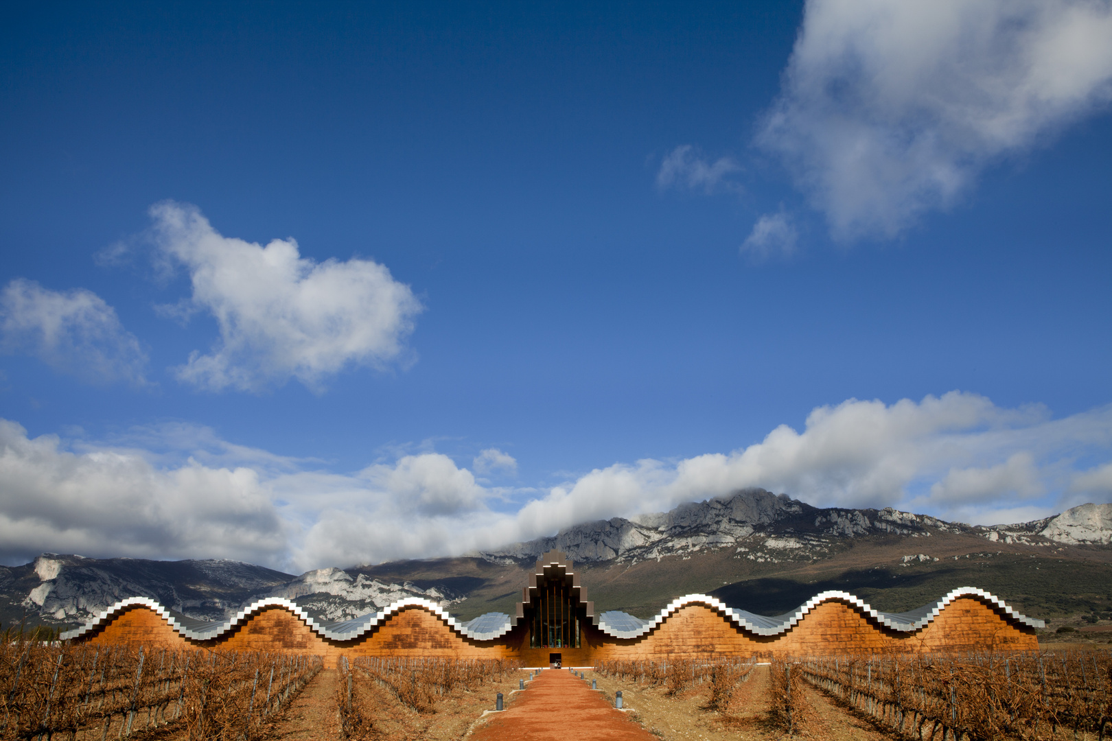 Bodega Ysios, de Santiago Calatrava, en Laguardia (Álava)