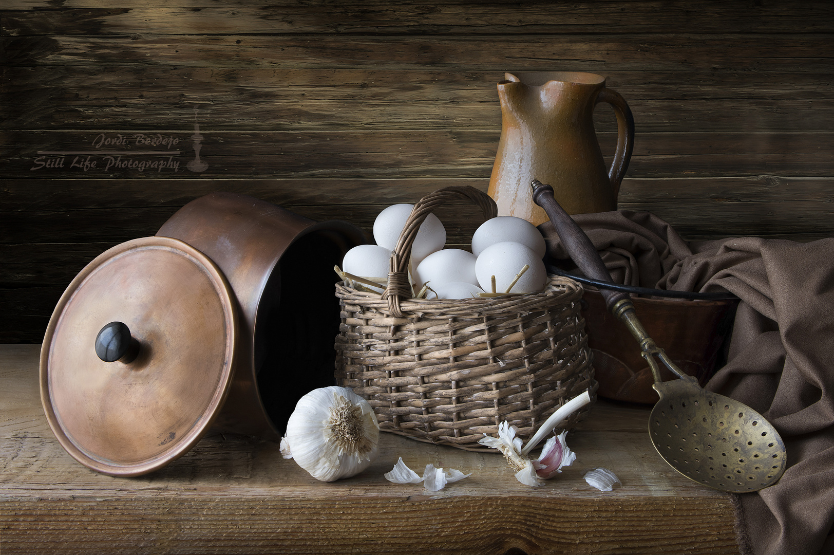 Bodegón con olla de cobre y huevos