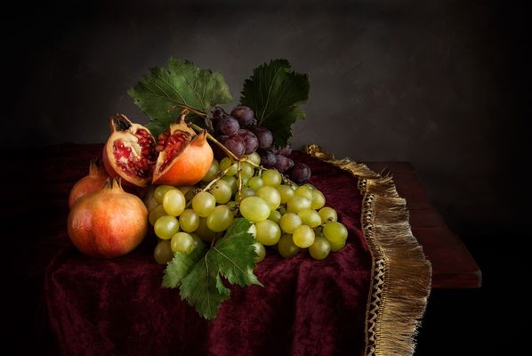 Bodegón de granadas y uvas