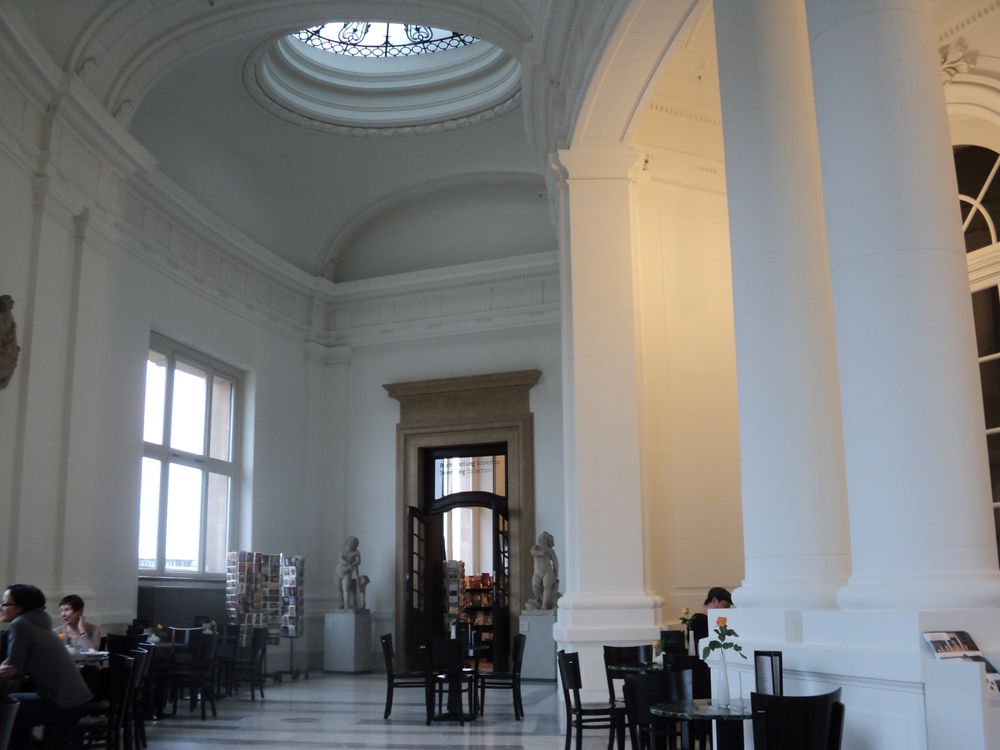 Bodemuseum  :Cafe und Buchladen im 1.OG