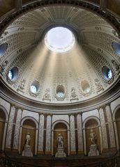 Bodemuseum unter Sonnenlicht