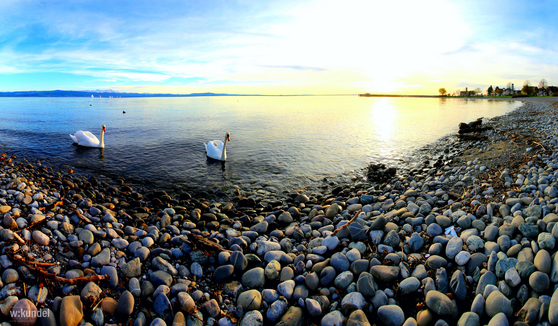 Boden mit See am Abend