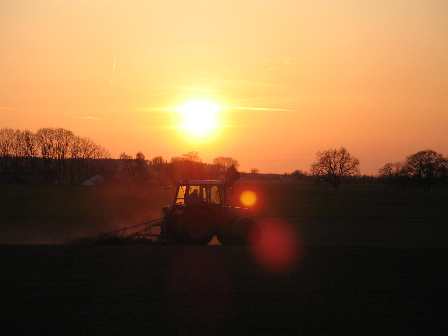 Bodenbearbeitung im Sonnenuntergang