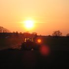 Bodenbearbeitung im Sonnenuntergang