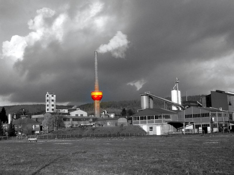 Bodenfelde - Holz - kohle - fabrik mit buntem Schornstein