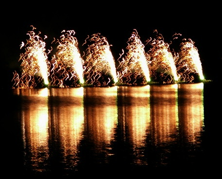 Bodenfeuerwerk auf dem Wasser (Britzer Garten, Berlin)