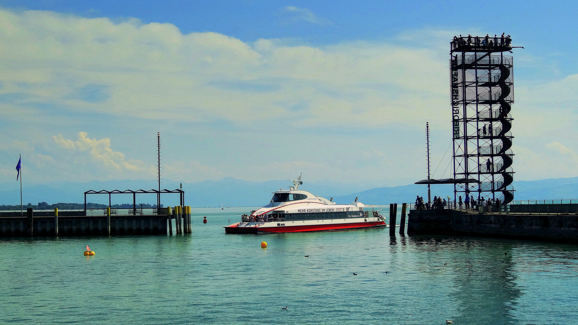 bodensee - hafeneinfahrt des katamaran in friedrichshafen