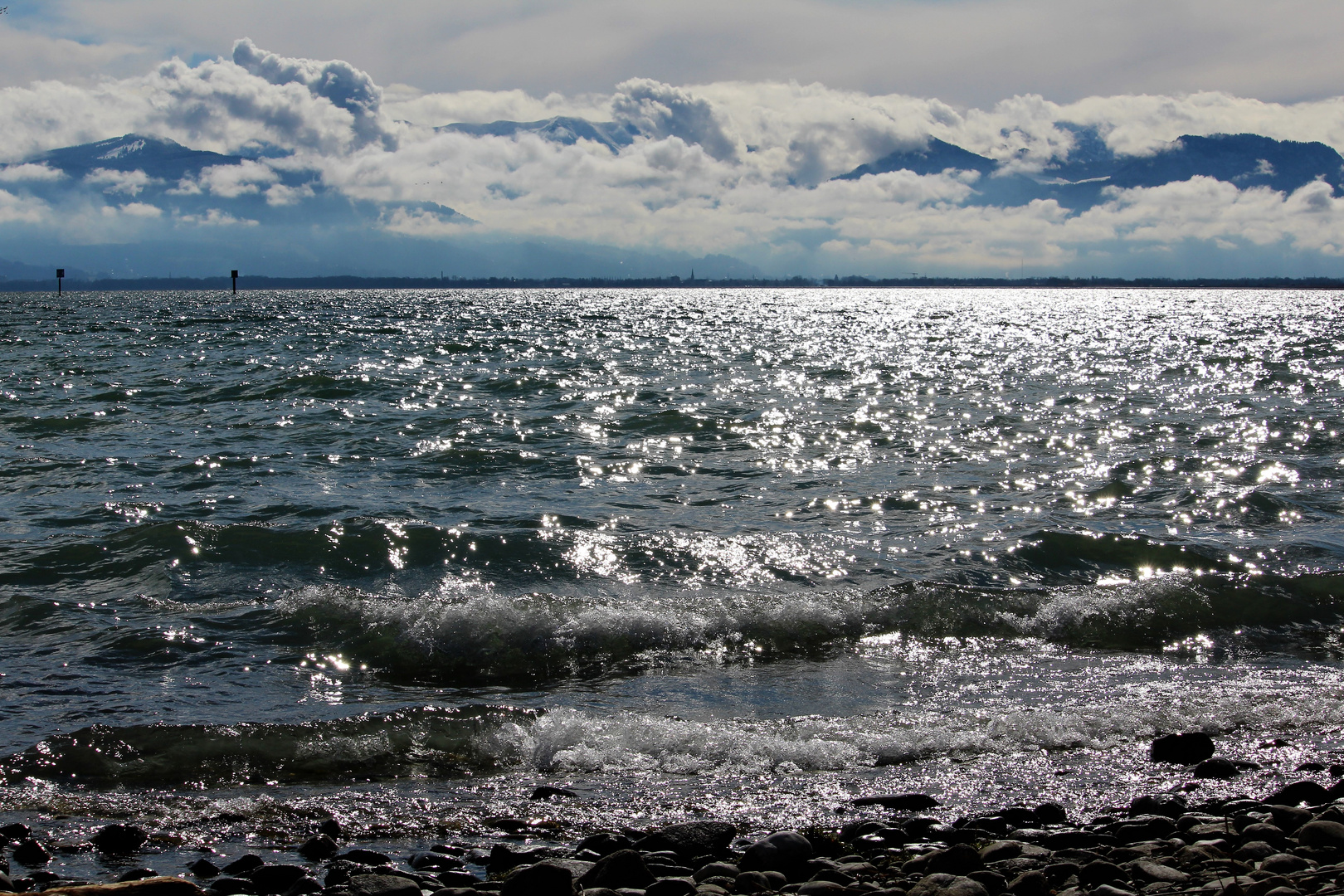 Bodensee mit Wellen