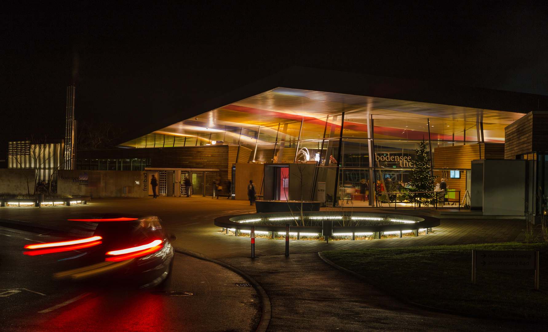 Bodenseetherme bei Nacht