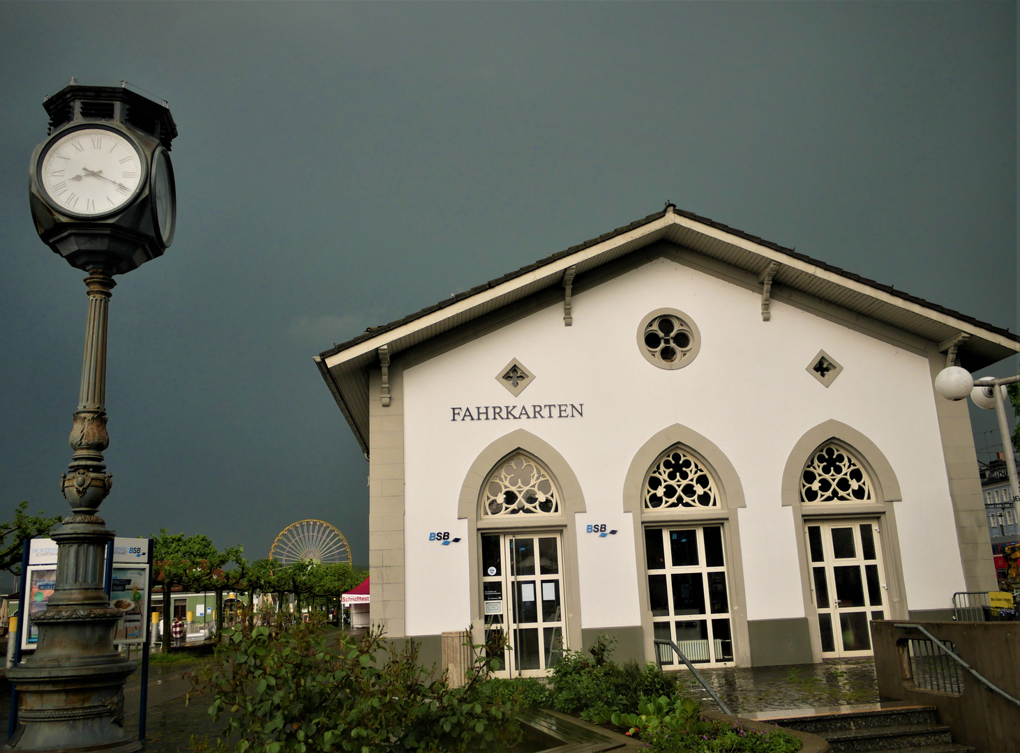 Bodenseeurlaub  2021 - Konstanzer Hafengebäude vor Unwetterkulisse