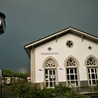 Bodenseeurlaub  2021 - Konstanzer Hafengebäude vor Unwetterkulisse