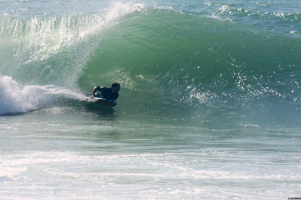 BODY DANS LES VAGUES DE L 'ATLANTIQUE