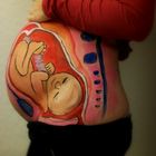 Bodypainting Baby im Bauch