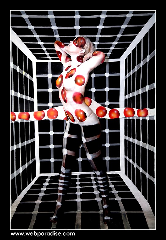 Bodypainting Living in a box