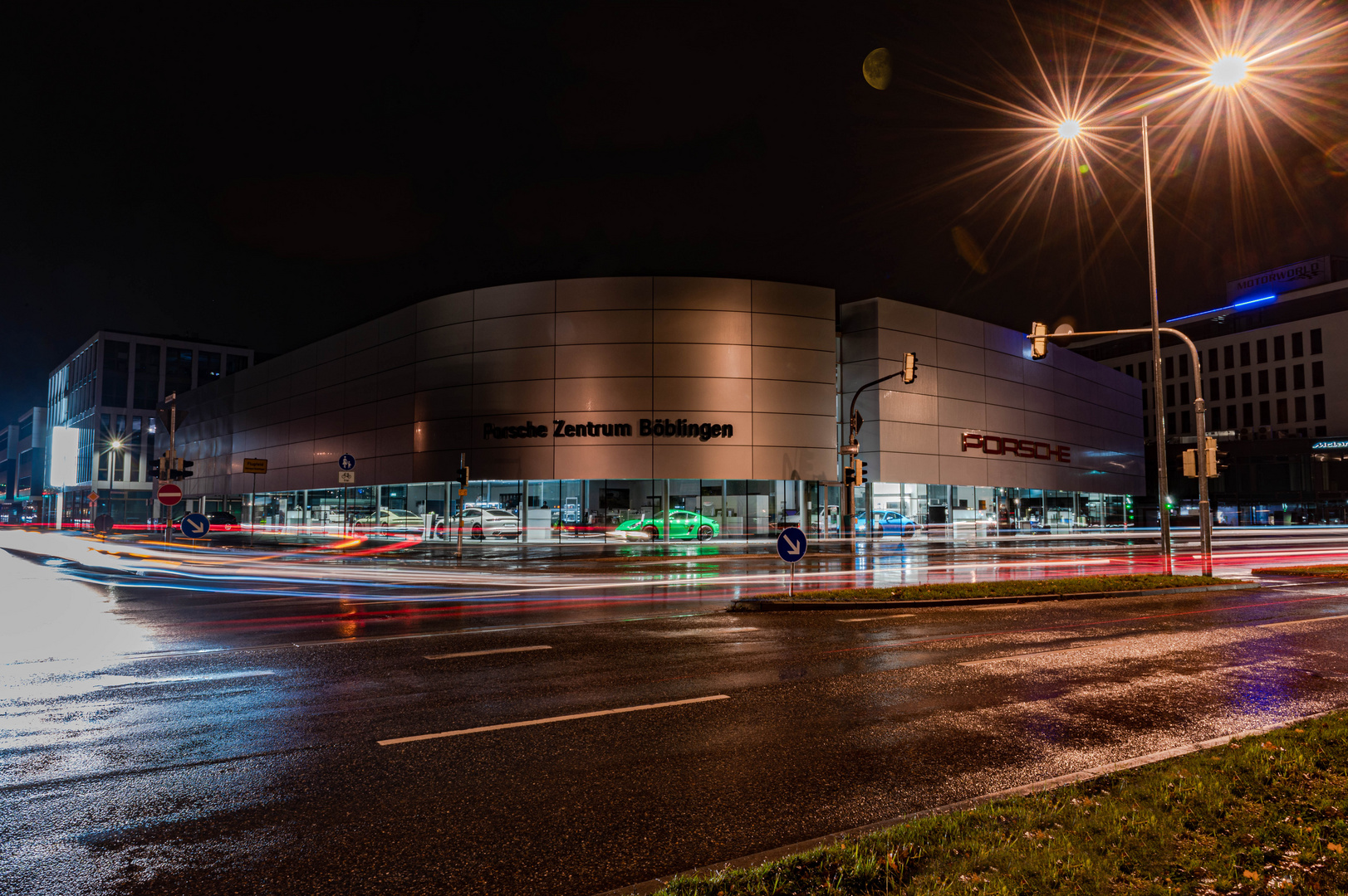 Böblingen Nachtaufnahme im Regen, Porsche & Flugfeldallee